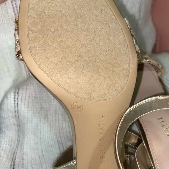 Never worn sandals with small heel - Picture 3 of 6